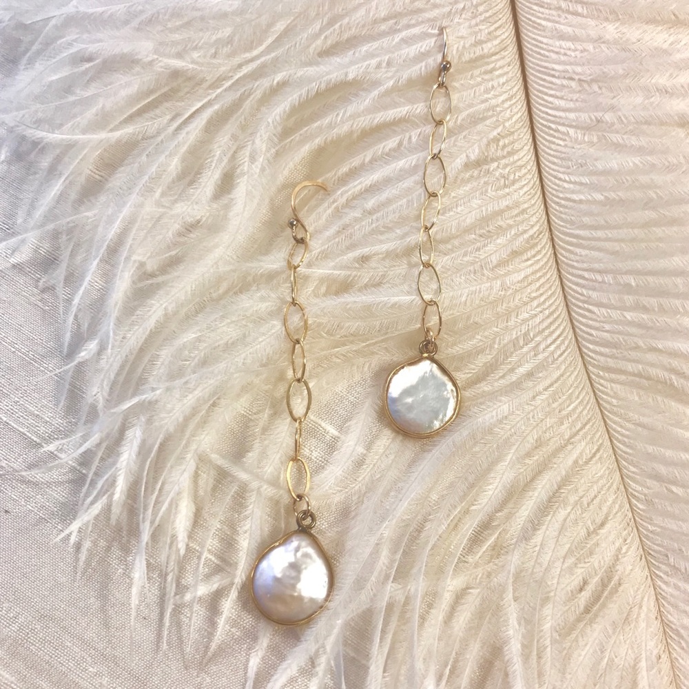 ✨Gorgeous Dancing Pearl Earrings✨ - Picture 5 of 8
